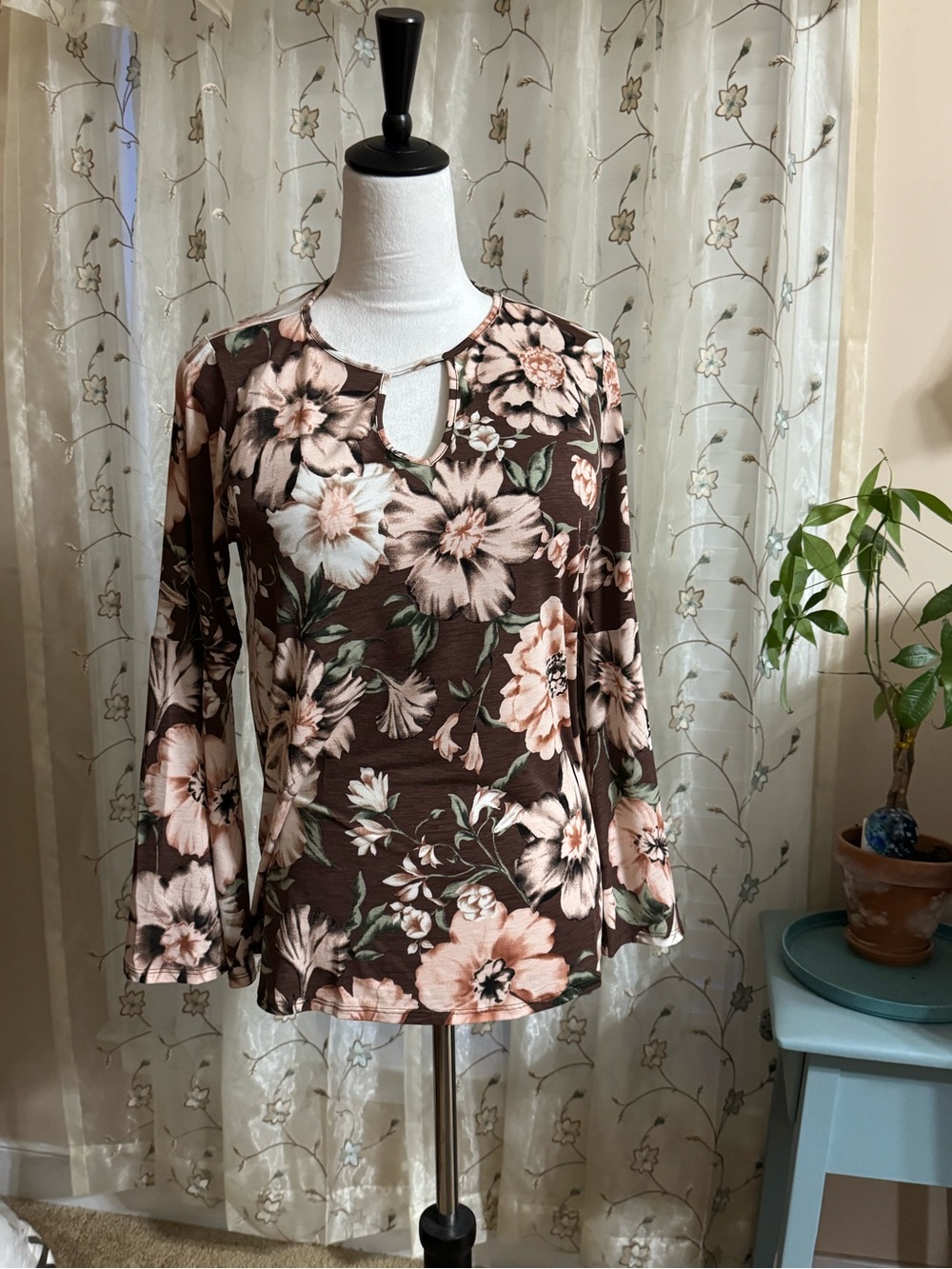 NWT Sew in Love Women’s Floral Keyhole Flowing Long-Sleeve Top - size S
